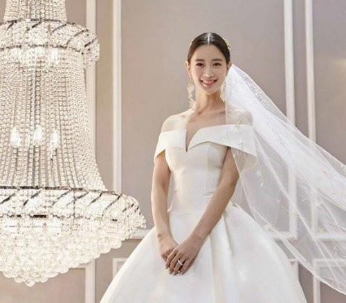 克拉拉低调宣布结婚,老公是圈外富豪,婚纱照再次惊艳众人
