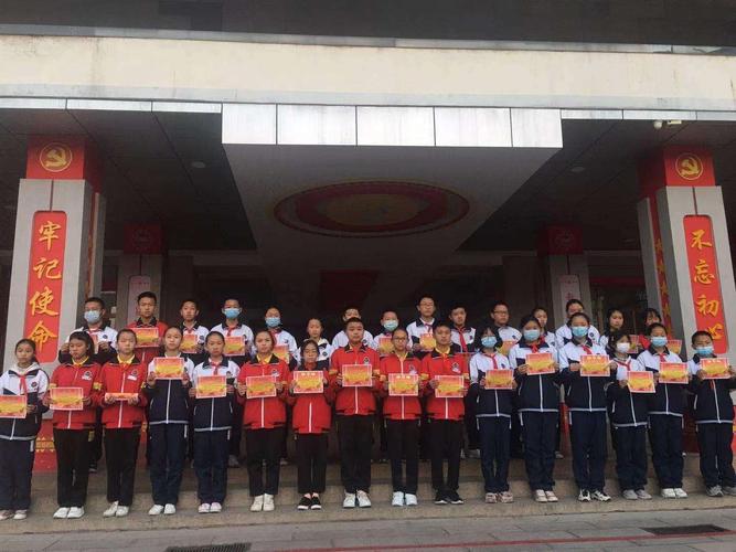 乘风破浪会有时,直挂云帆济沧海---楚雄金鹿中学2021年秋季学期期末