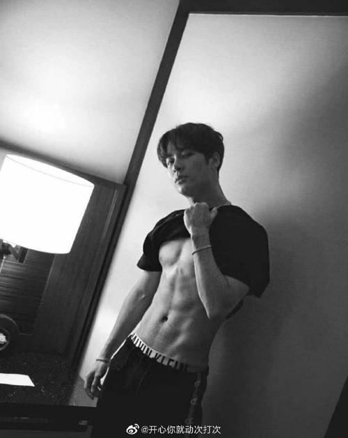 王嘉尔肌肉好完美