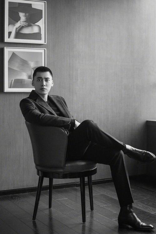 男星换平头拍写真,大衣穿上造型十分亮眼,阳光帅气的形象