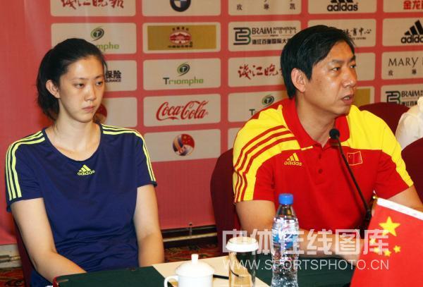 组图:四国女排杭州赛前亮相 薛明脖子似长颈鹿