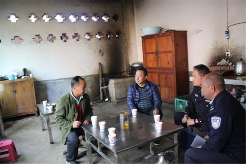 云南临沧市公安局交警支队罗光良支队长深入云县调研农村道路交通安全