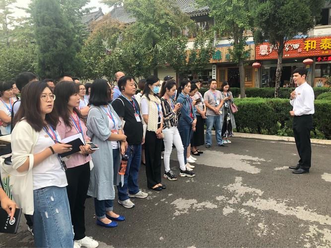 在专业讲解员优美的语言中,准备进入孔庙.