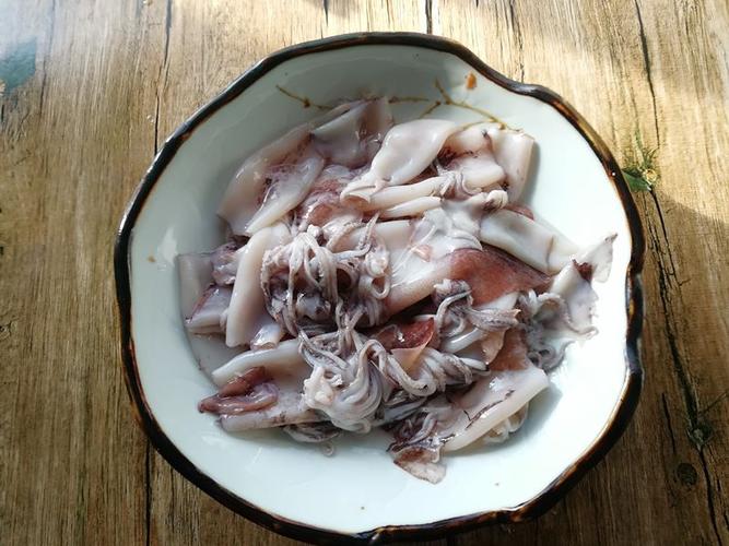 籽乌去掉内脏,眼睛和牙齿(就是触角中间的硬骨头),最好把外面的紫膜也