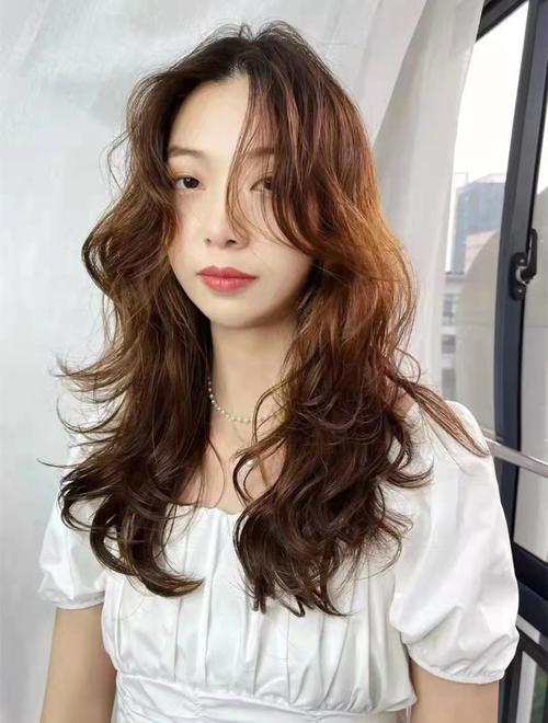 也是最适合长发的卷发发型,整体呈现出明显的螺旋形卷发效果,从上到下