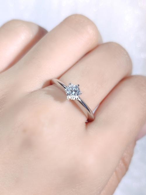 钻戒95| tiffany经典六爪上手细节图_钻戒_钻石_设计_婚戒_蒂芙尼