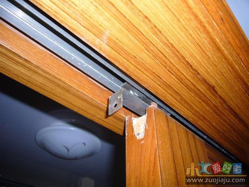 请问一下这种移门怎么拆下来