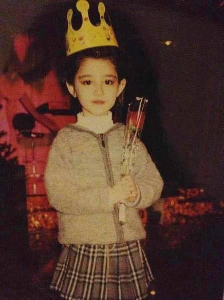 新疆女孩哈妮克孜童年照曝光像极洋娃娃