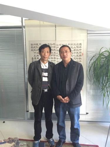 拍卖师林铮和东方一画董事长陈志辉先生合影