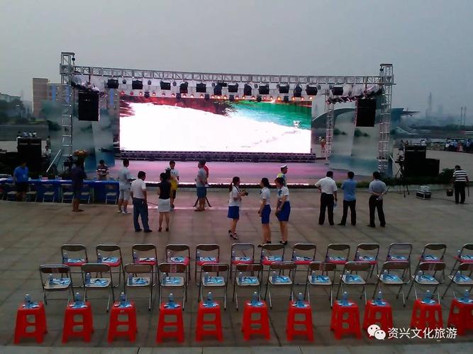 2014年9月26日,东江文化广场,演员文尚泽爬上舞台钢架上安装灯光电源