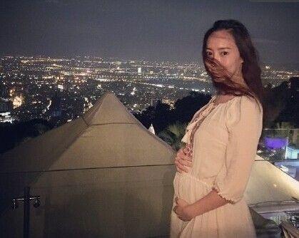 台湾女星关颖在2014年最后一天报喜称怀上羊宝宝,怀孕近4个月的她