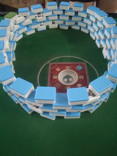 就连奶奶的麻将也拿来当作积木拼堆起来