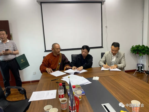 巴德活佛是可可西里野生动植物协会会长,他介绍协会logo的设计用意