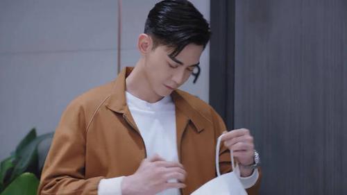 丛容说温少卿带伞机智,可他淋雨去买伞还因此生了病
