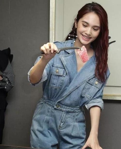 杨丞琳吃烤肉都穿这么时髦连体牛仔裤配红卷发李荣浩真有眼光