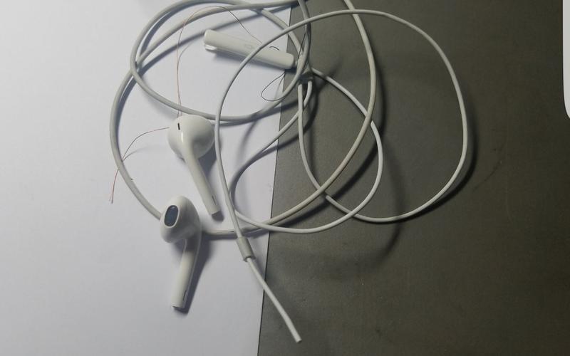 一中二up主竟然把苹果耳机剪了还乐的不行?