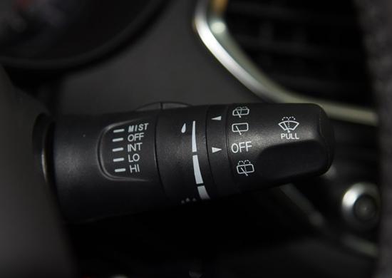 传祺gs4玻璃水开关在雨刮拨杆上,把雨刷开关往后一拨前挡风玻璃就喷