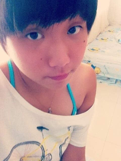 有女生穿小背心图片吗