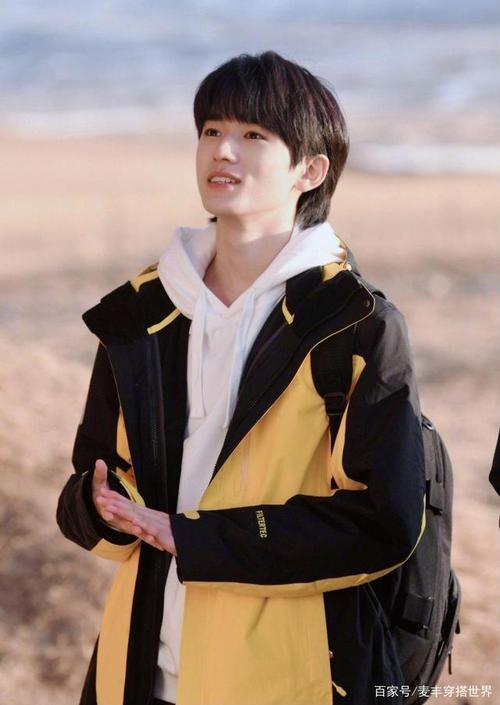 宋亚轩运动大片曝光,穿运动衣湿发阳光帅气,率真笑容