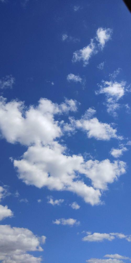 秋天的天空天高云淡.