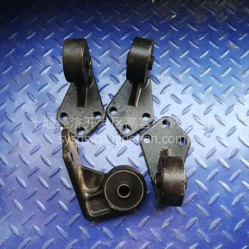 东风超龙八米教练车变速箱吊架.