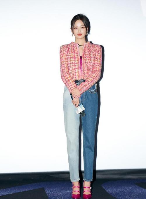 辛芷蕾穿双色牛仔裤减龄又俏皮,你穿拼接连衣裙时尚