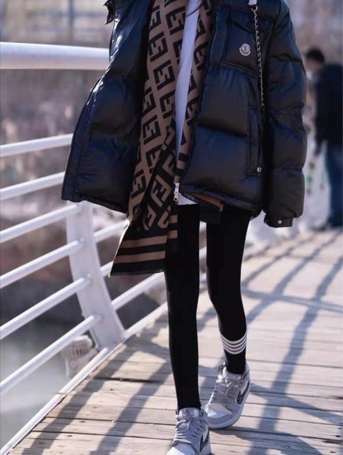 短款黑色羽绒服怎么搭配裤子好看