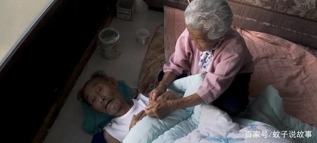 韩国江原道乡下,小溪汩汩潺潺,和煦的阳光映在水面,与不远处的蓝色