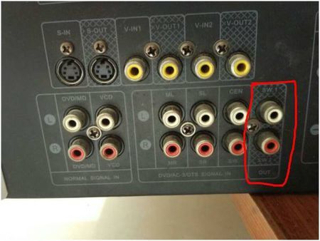 请问这台02年出厂的功放有低音输出吗?能否接有源低音炮 后面的out sw