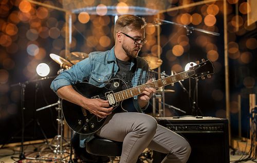 音乐,人,乐器娱乐活动男吉他手演播室音乐会上播放电吉他假日灯光背景