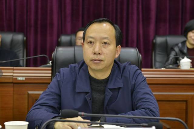 张东主持会议