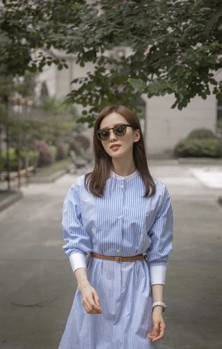 1/ 12 搜狐娱乐讯 8月8日,刘诗诗晒出一组街拍美照,照片中,刘诗诗身