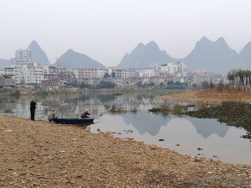 广西壮族自治区贺州市八步区灵峰北路靠近远东江滨华府