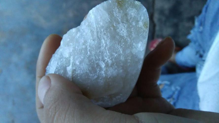 捡到一块外面是白色的石头,砸开后里面是透明的,用手电筒照很亮,想