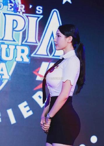 再一次惊艳到了大家一身紧身的职业装,将她迷人的身材曲线刘