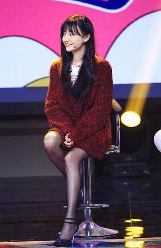 郑爽一改往日清纯形象,首登节目穿"黑丝袜",挑战自我!