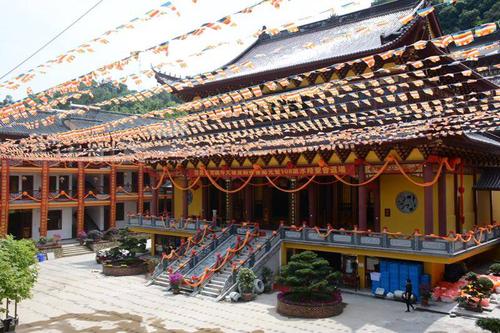 温岭普济讲寺位于浙江省温岭市大溪镇翁岙村风景秀丽的紫莲山脚下