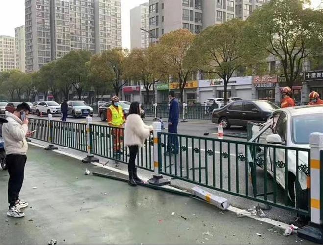 江苏常州一白色汽车清晨行驶途中失控撞上护栏,后排被护栏贯穿,女乘客