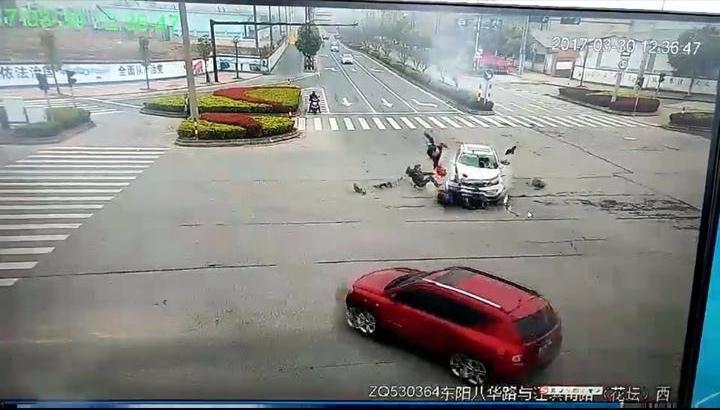 一段时长约10秒钟的电动车载人闯红灯酿事故视频被东阳市网友广泛转发