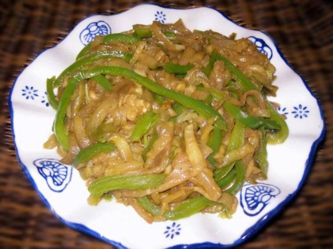 我最喜欢这样炒           食材 茄子 300g 青椒 100g 油 适量 盐