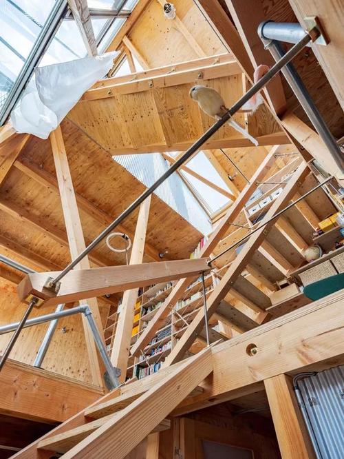 虽然说室外的空间庭院结构设计非常复杂,但是室内的空间结构完全不输