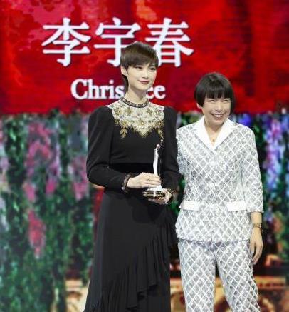 李宇春穿旧礼服走绿毯,鼓励时尚可持续发展,时隔多年同框周笔畅