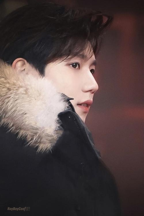 王源参加微博之夜领奖侧颜相片一出皮肤精致真的有被惊艳到