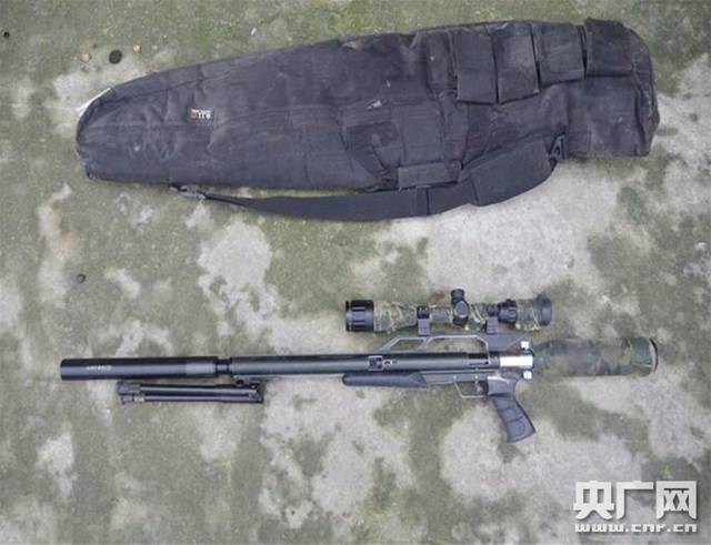 民警在卢某家起获仿秃鹰气步枪(央广网发 保康公安局供图)