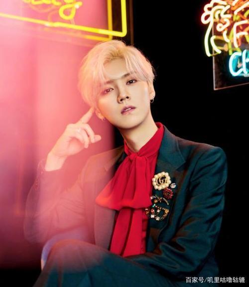 鹿晗帅气亮相,一头银发非常吸睛,颜值巅峰!