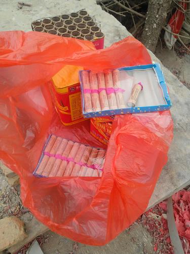 在牟山上的小巫山寺庙前,燃放一阵子.有大雷子,冲天炮