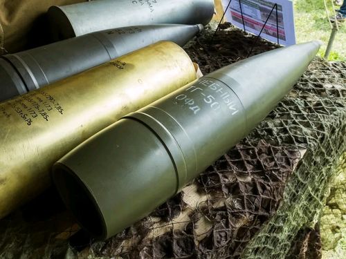 个头上就不是一个级别的,152的装药量比105多了将近两倍,这一枚炮弹