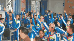 同学们纷纷举手抢答华润燃气安全员提出了多个知识问答题在现场问答