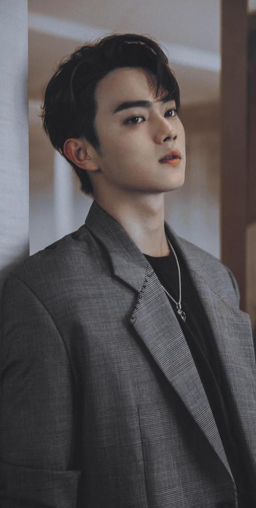 现代装的许凯很帅,而且这种帅,带着一种冲击力和攻击性