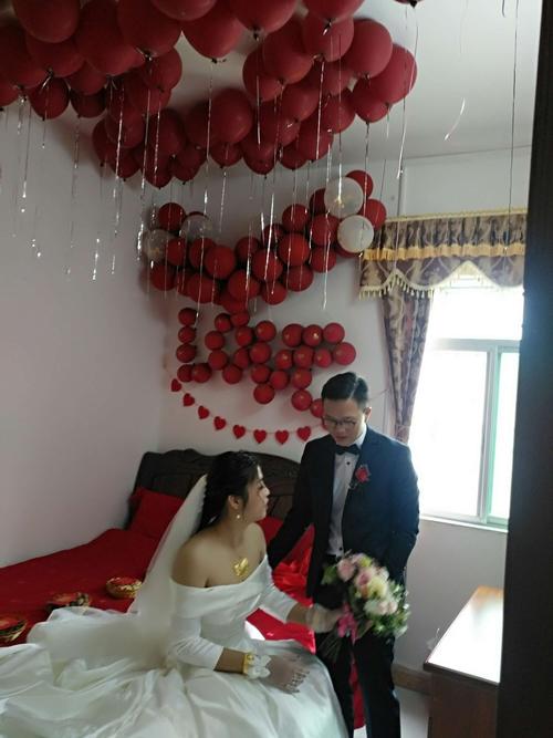 这新娘房的布置,还有我的功劳呦,吹了很多气球.